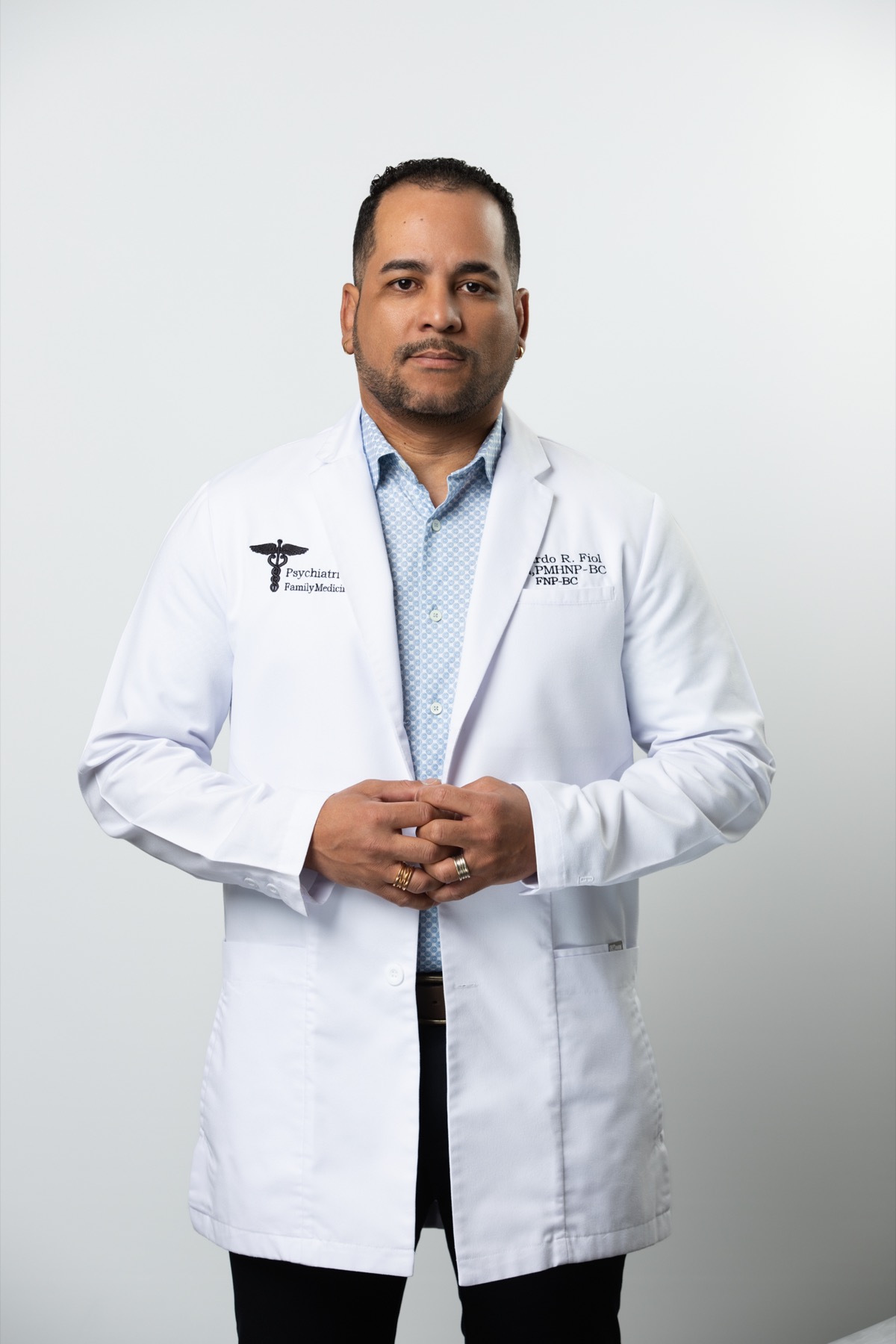 Bernardo Revilla Fiol, proveedor de práctica avanzada, APRN-CNP, MSN, PMHNP-BC, FNP-BC