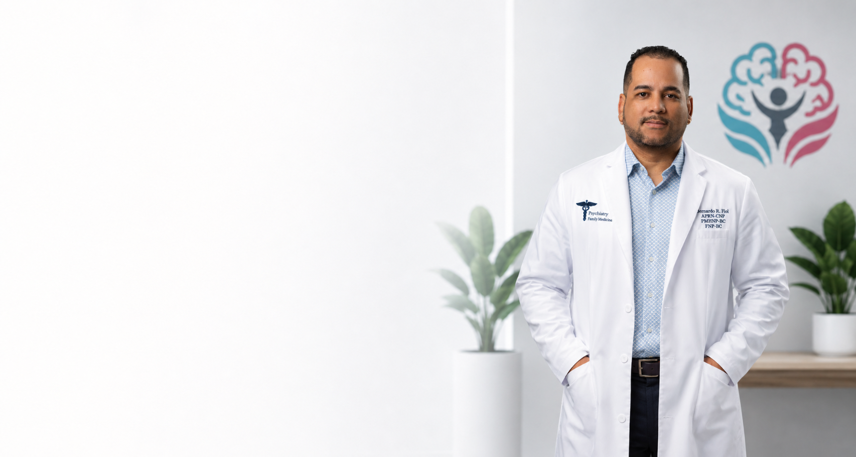 Bernardo Revilla Fiol, proveedor de Clínica Latina Salud Mental, en un ambiente clínico claro.